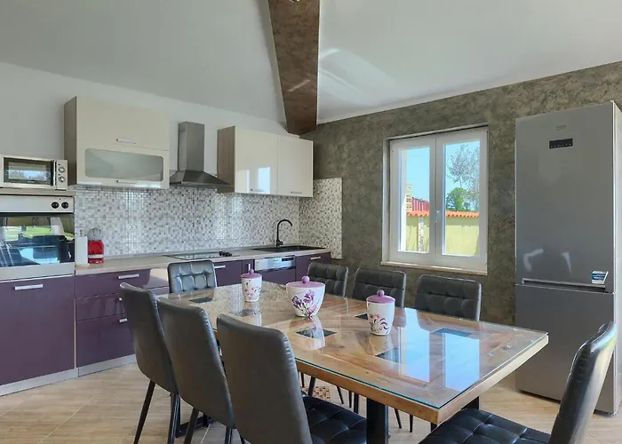 Будинок відпочинку Zafirah Пула