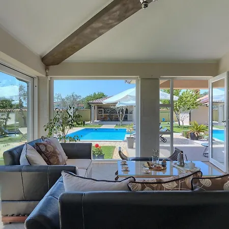 Zafirah بيت للعطل بولا