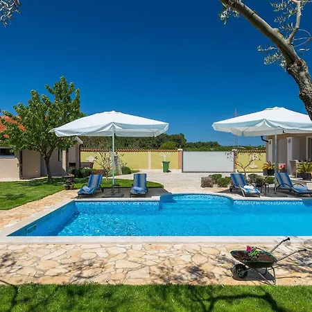 Zafirah Semesterbostad Pula